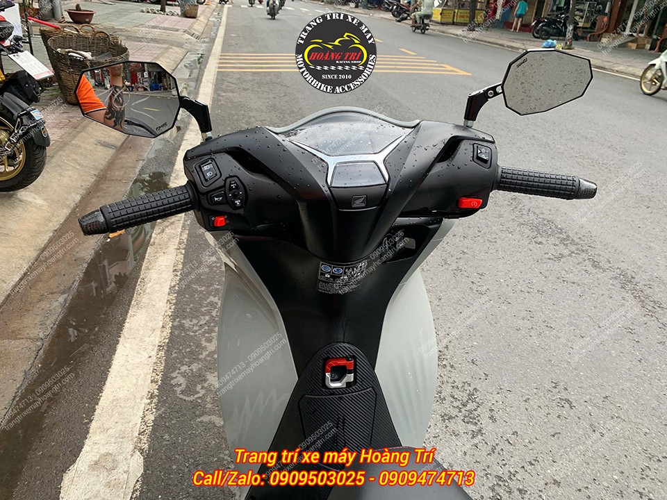 Từ vị trí sau tay lái xe Sh, mọi chi tiết đều gây ấn tượng với thiết kế đẹp mắt và tiện dụng