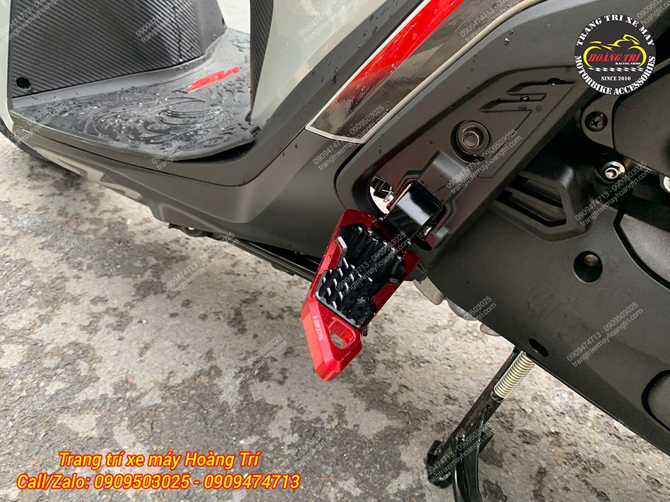 Màu đỏ được anh khách lựa chọn để tạo điểm nhấn nổi bật cho chiếc Sh 160 màu trắng
