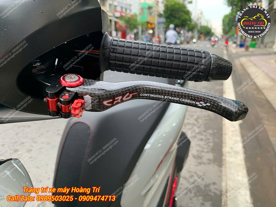 Tay thắng CRG làm từ chất liệu carbon với họa tiết vân nổi và điểm nhấn màu đỏ ấn tượng
