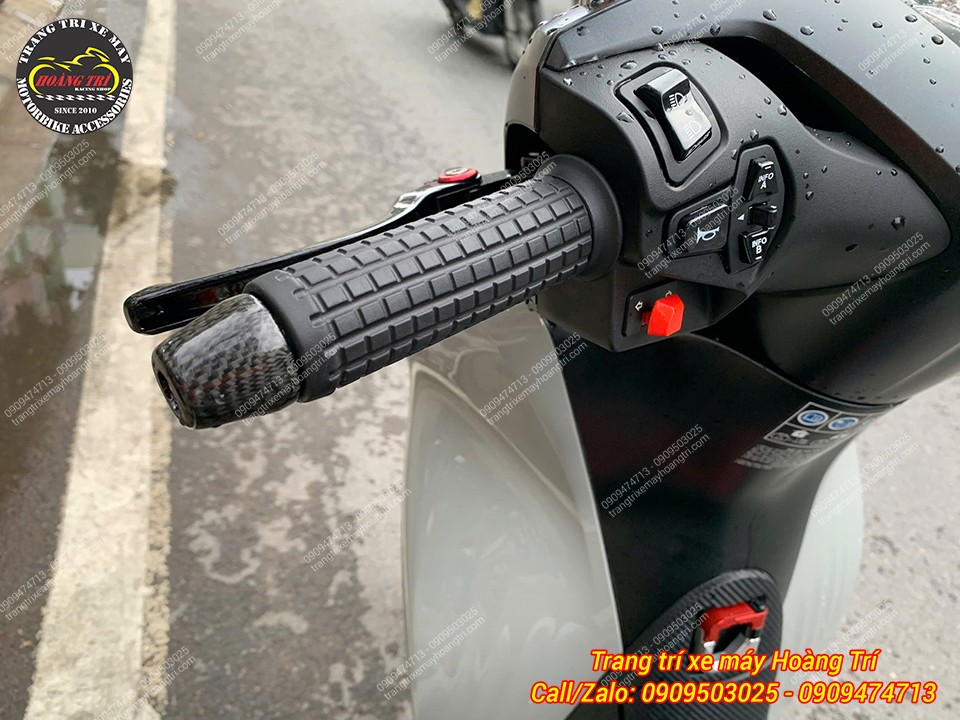 Sự kết hợp giữa bao tay, gù carbon và tay thắng CRG tạo nên một tổng thể hài hòa về phong cách