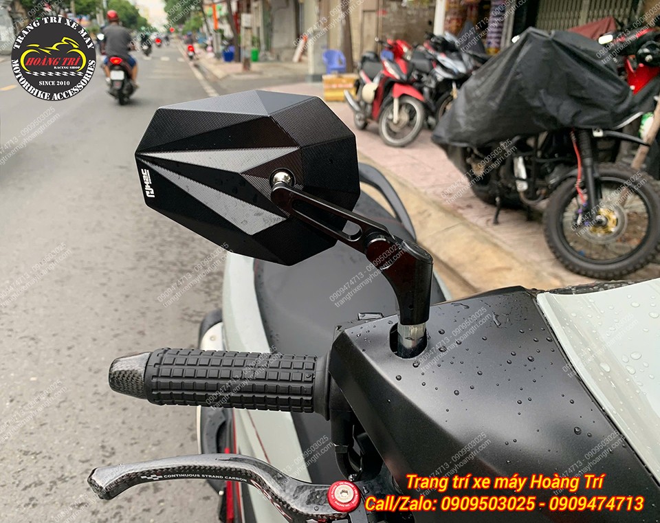 Tay lái bên phải được nâng cấp với combo 4 món phụ kiện đồng bộ và nổi bật