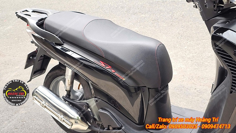 Nẹp sườn đen nhám là chi tiết nổi bật thường thấy ở dòng SH Ý 2010