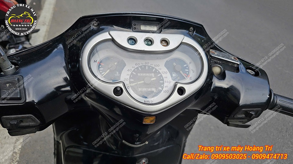 Cụm đồng hồ nguyên bản của SH Ý 2003 sử dụng 3 đồng hồ analog cổ điển