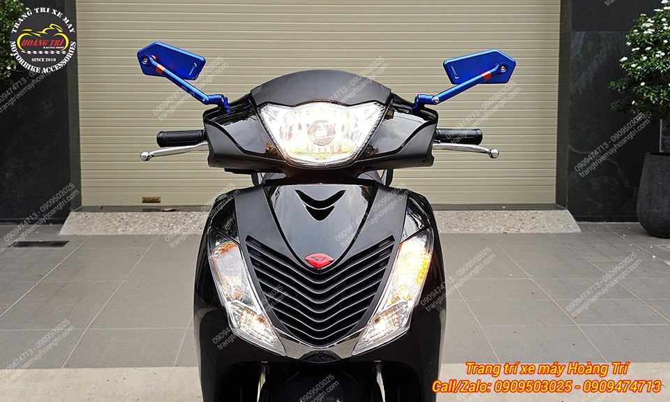 Gương chiếu hậu màu xanh dương nổi bật, làm điểm nhấn cho tay lái