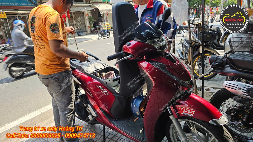 Nhân viên đang tiến hành lắp tay dắt nhôm đúc thương hiệu Zhi.Pat lên xe SH 2017