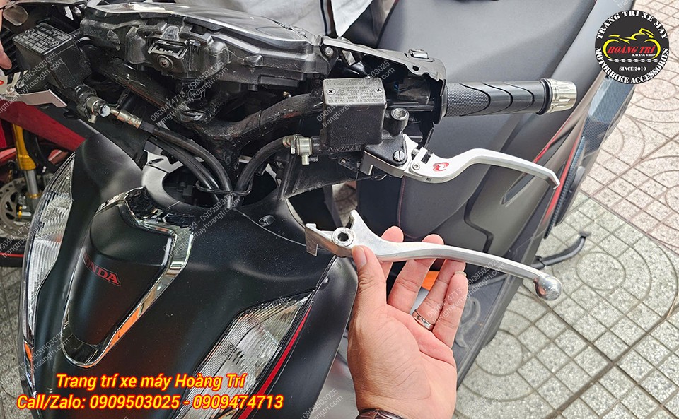 Tay thắng nguyên bản của SH 160 được thay thế bằng tay thắng Racing Boy E-Plus
