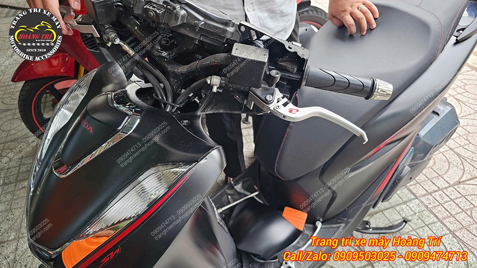 So với tay zin, tay thắng Racing Boy gọn gàng và sắc nét hơn