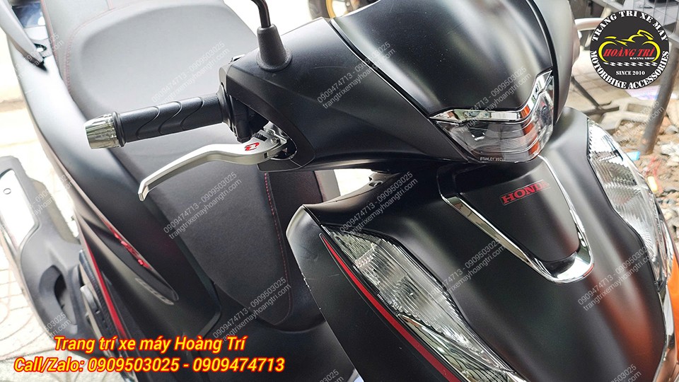 Tay thắng bạc của Racing Boy E-Plus kết hợp cùng gù tay lái inox tạo điểm nhấn nổi bật