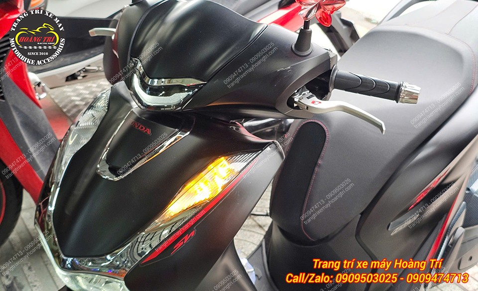 Để tăng thêm độ nổi bật cho cụm tay lái SH 160, nên đi kèm bao tay kiểu và gương hậu phong cách