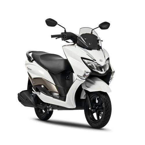 Cận cảnh chiếc Suzuki Burgman 125 Street màu trắng với vẻ ngoài mạnh mẽ, sang trọng