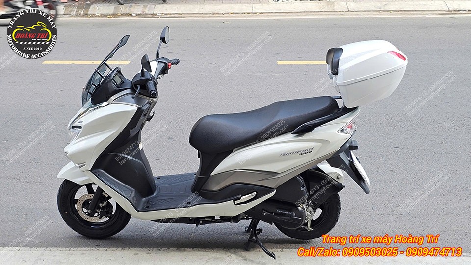 Tổng thể xe Burgman 125 Street được nâng cấp đồng bộ với thùng sau và kính chắn gió
