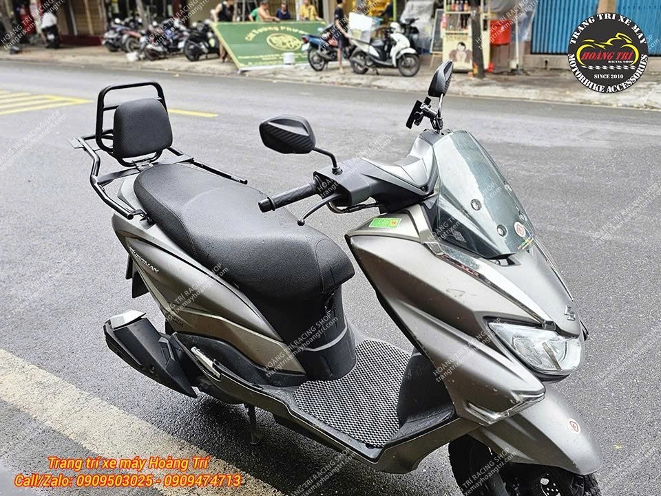 Bộ đôi baga SRV-ADV 150 cùng tựa lưng kiểu Vespa Sprint được lắp cho Burgman 125 Street