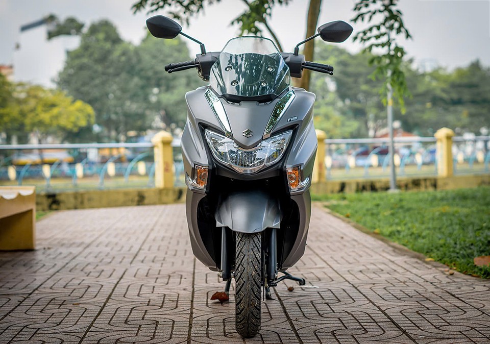 Hình ảnh chiếc Suzuki Burgman 125 Street phiên bản màu xám trên thực tế