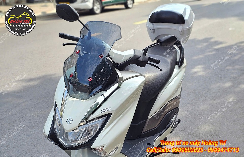 Vẻ ngoài nâng cấp thêm phần nổi bật với kính chắn gió ADV và các ốc kiểu trang trí