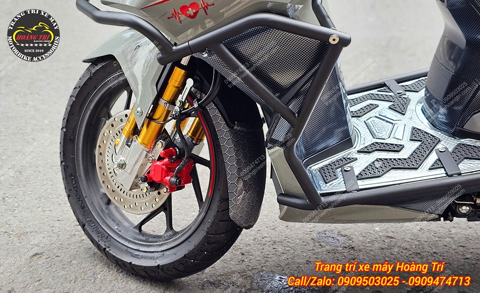 Cặp phuộc nhôm CNC Kingham chính là điểm nổi bật trong khung hình