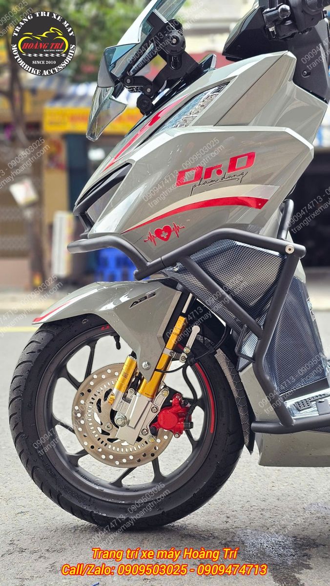 Dàn chân trước của Vario 160 trông mạnh mẽ và nổi bật hơn với cặp phuộc Kingham