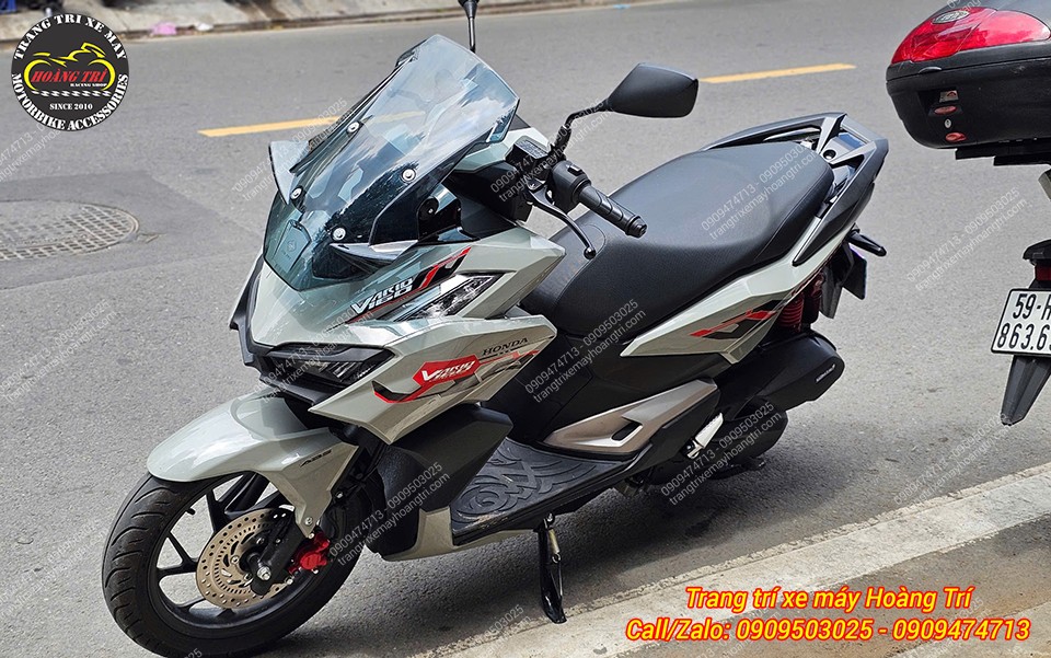 Chủ nhân chiếc Vario 160 đầu tiên đang tìm kiếm và chọn lựa đồ chơi cho chiếc xe yêu quý