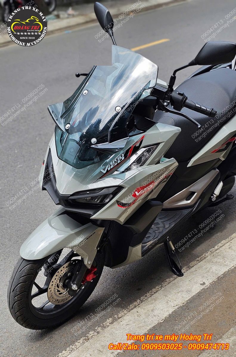 Chiếc kính chắn gió ADV 750 đã được gắn lên xe từ trước đó
