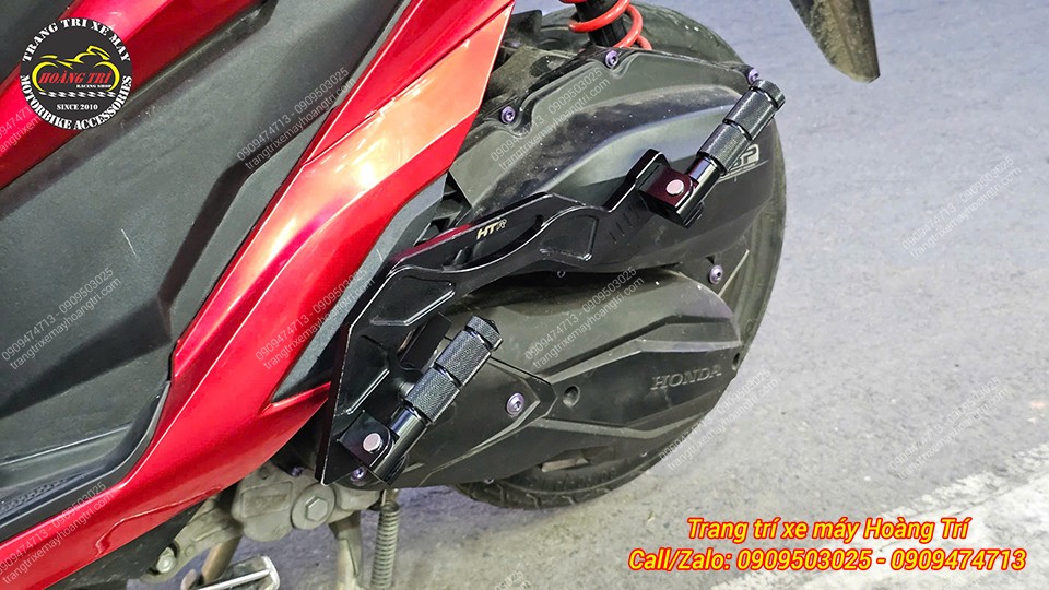 Vị trí gác chân zin trên xe Vario được nâng cấp bằng bộ gác chân phụ HTR