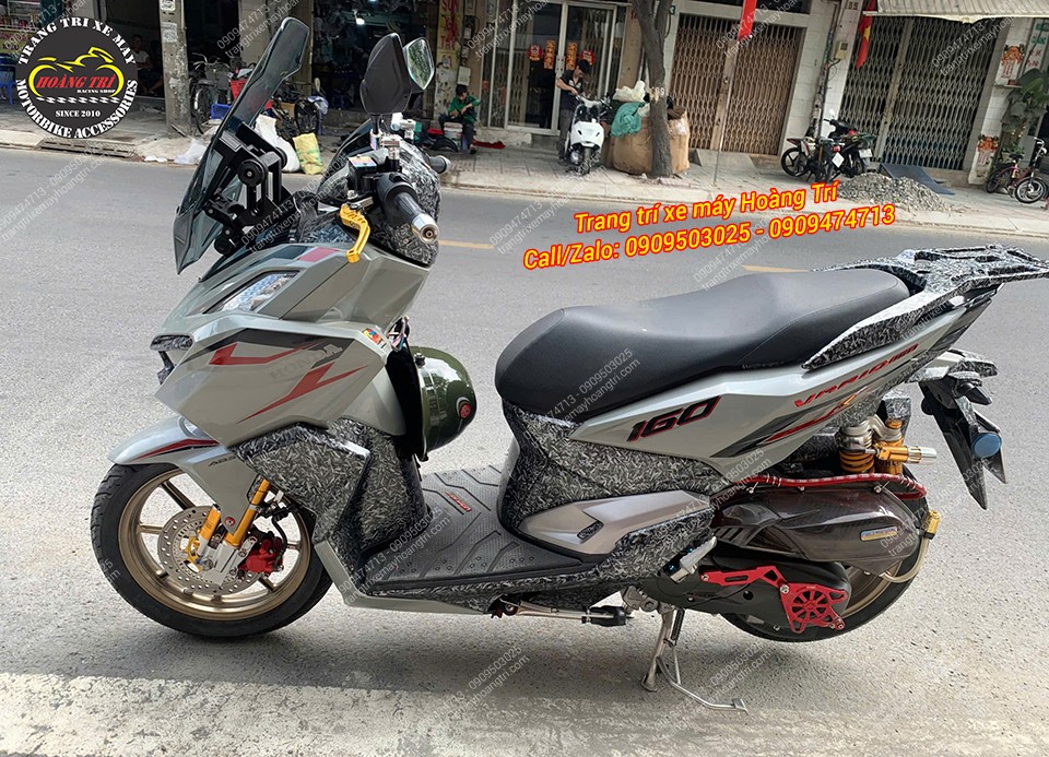 Ngoài Kingham, chủ xe còn gắn thêm phuộc Ohlins chính hãng phía sau