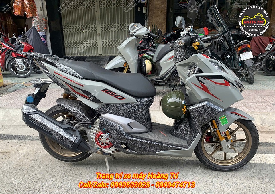 Bên hông phải được bổ sung ốp pô ADV 350 cực kỳ thể thao
