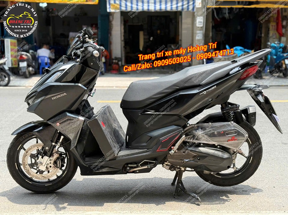 Chiếc Vario đen tuyền hoàn thiện hơn với cặp phuộc trước đen đồng bộ