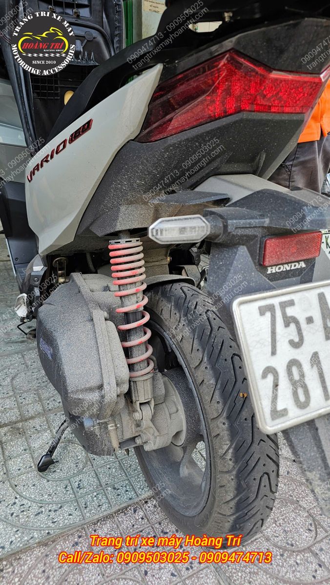Vario 160 đang được trang bị phuộc zin với lò xo đỏ chuẩn bị đươc thay thế