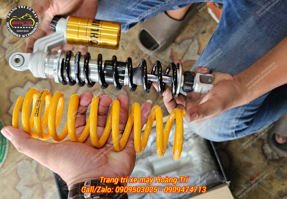 Chủ xe thay thế lò xo của phuộc Ohlins HO231 bằng lò xo màu đen