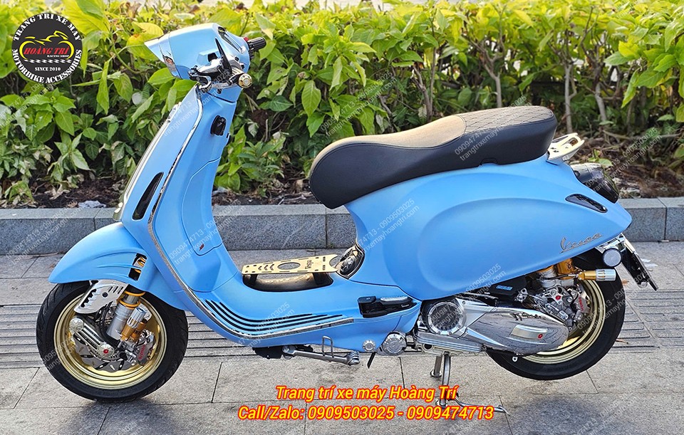 Từ góc trái, lộ ra lò xo vàng của phuộc giúp xe trông thể thao hơn