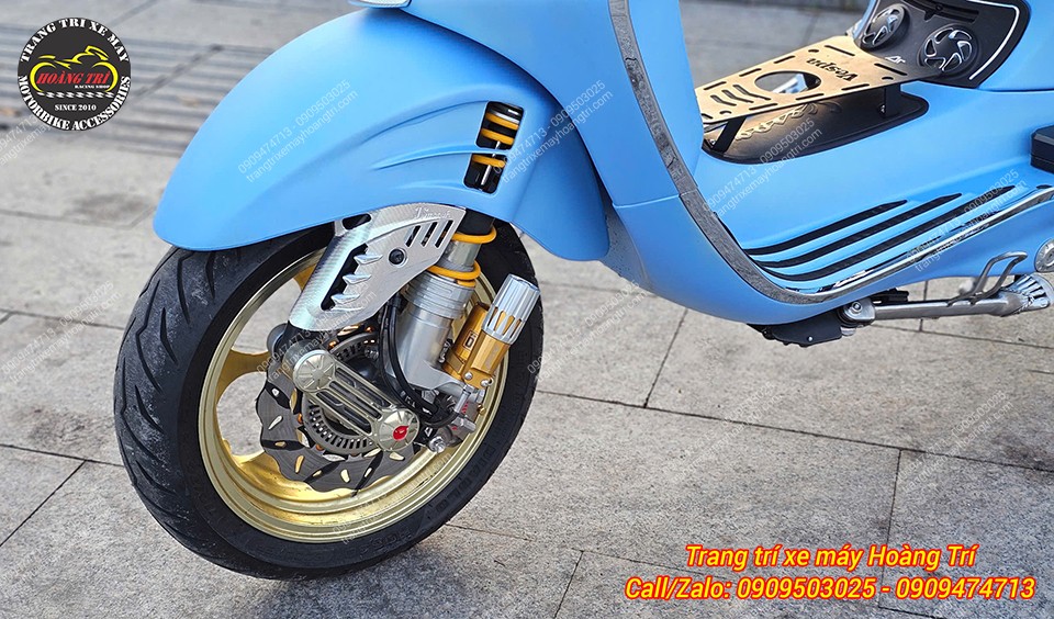 Sau khi custom, phần lò xo phuộc Ohlins bên trong có thể nhìn thấy rõ