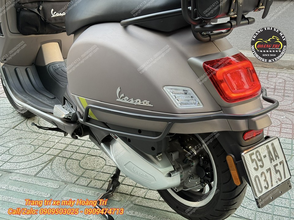 Bộ khung còn được lắp ở 2 bên sườn sau xe Vespa GTS Super 300
