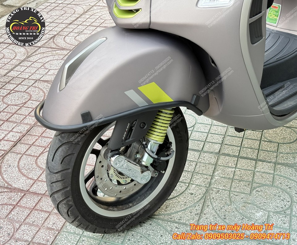 Góc nhìn cận cảnh khung mẫu B2 bảo vệ dè trước Vespa GTS Super 300