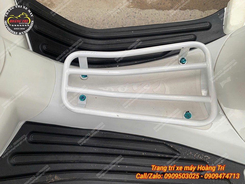 Baga sàn cũng được sơn trắng, điểm thêm vài ốc kiểu titan tạo điểm nhấn