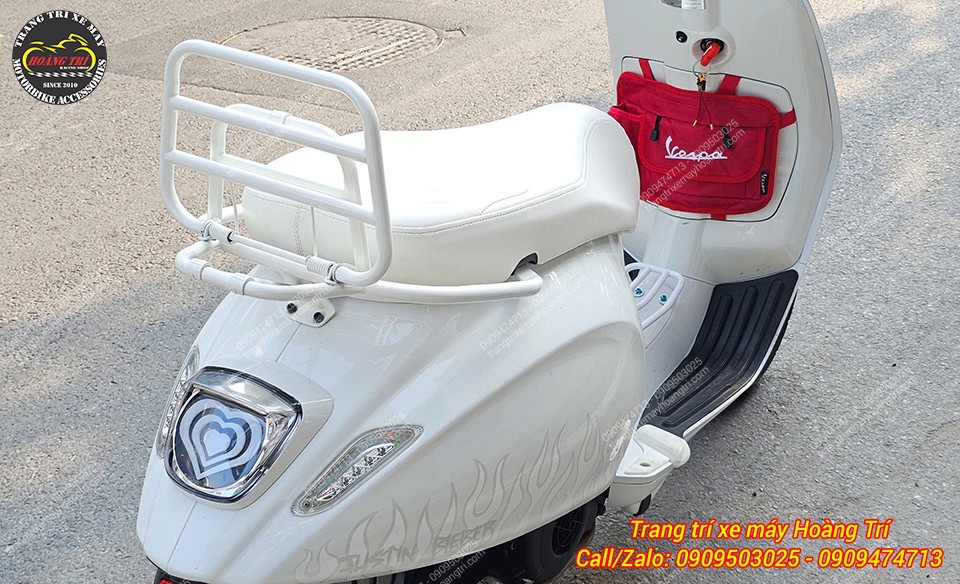 Không chỉ trắng sáng, xe còn mang phong cách đặc trưng dòng Vespa Justin Bieber