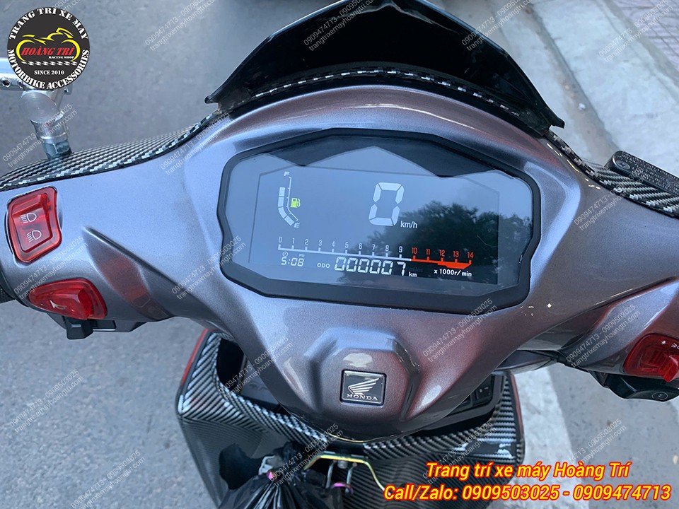 Vision 2014 được trang bị đồng hồ kiểu Ducati với kích thước hài hòa, vừa khít bợ giữ đồng hồ
