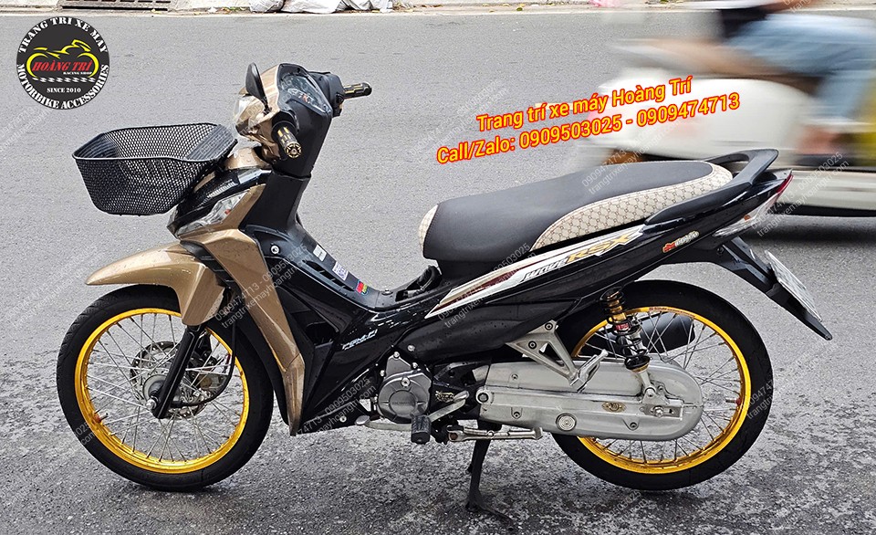 Chủ xe còn lắp thêm rổ mặt nạ để tăng tiện nghi và thêm phần phong cách