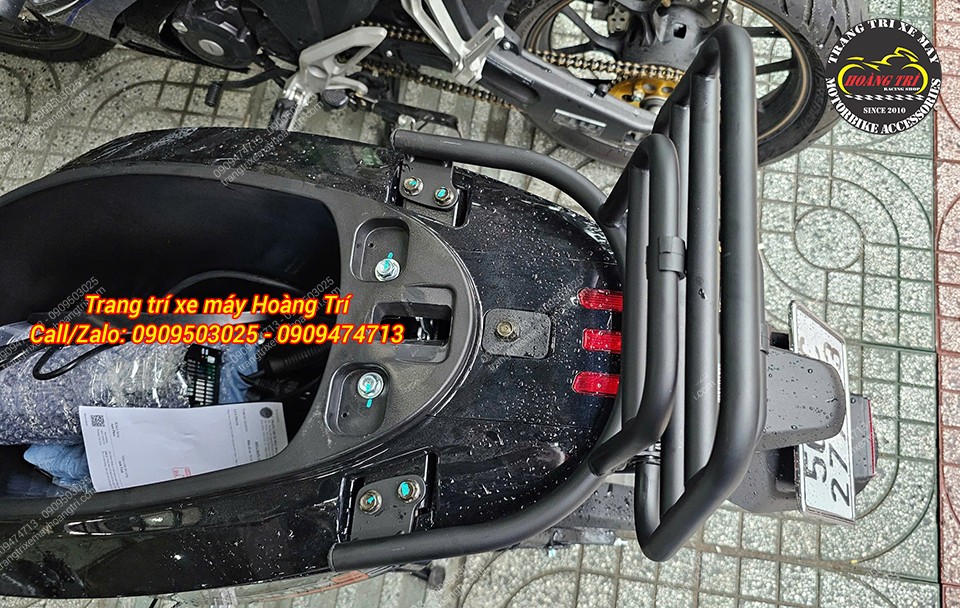 Các điểm bắt vít khi lắp baga sau kiểu Vespa cho DatBike Quantum được thiết kế chắc chắn