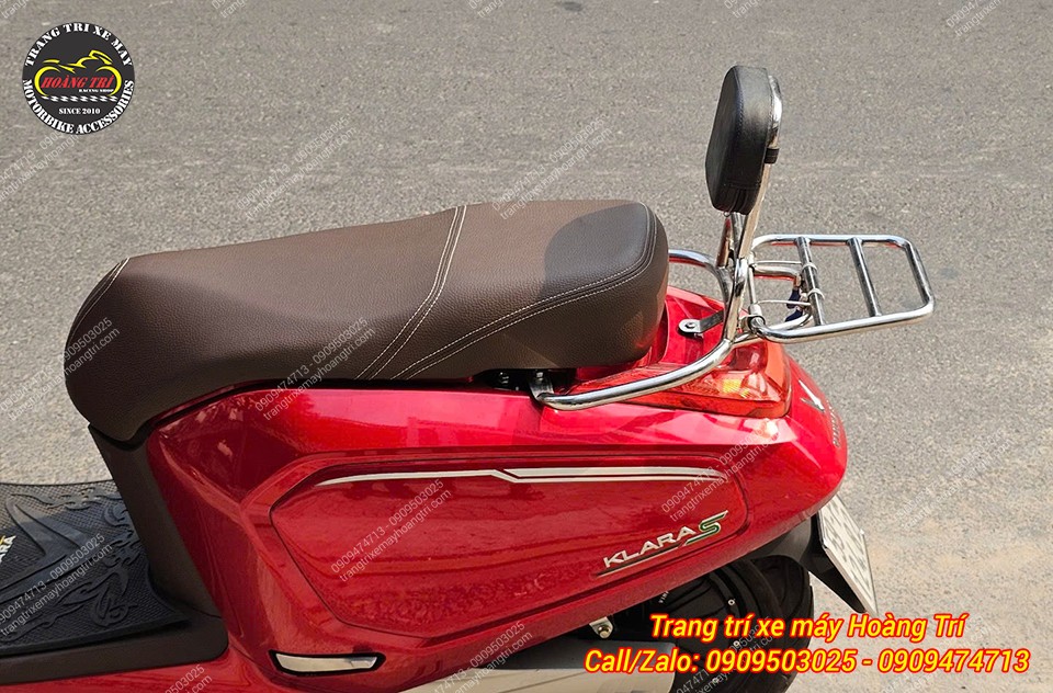 Một chiếc Klara S khác được nâng cấp thêm baga sau có đệm inox tiện lợi