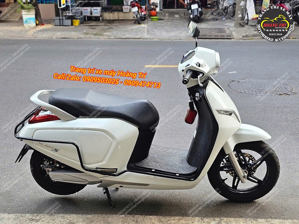 Chiếc Klara S màu trắng được trang bị bộ khung bảo vệ màu đen cá tính