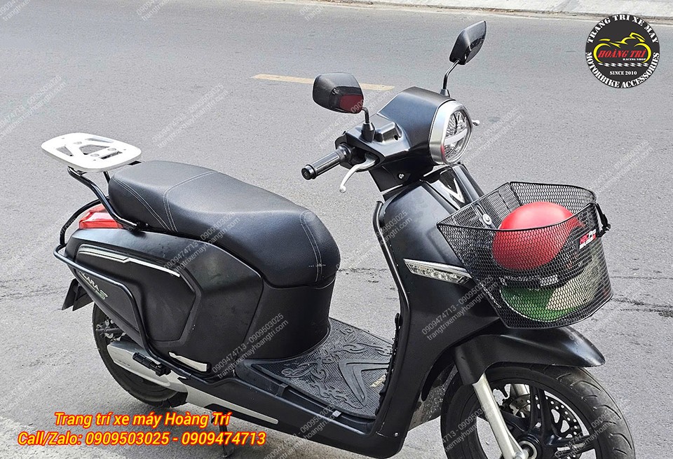 Sự đồng bộ giữa màu xe và khung giúp tổng thể hài hòa hơn
