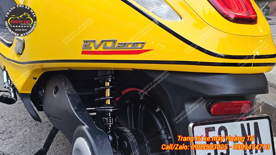 Dù nằm sâu trong xe, nhưng phần ti phuộc màu vàng vẫn rất bắt mắt