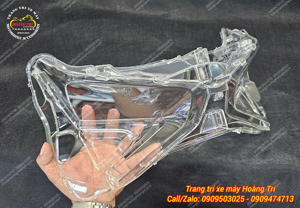 Cận cảnh mica đèn pha XMAX 300 sẵn sàng cho quá trình thay thế