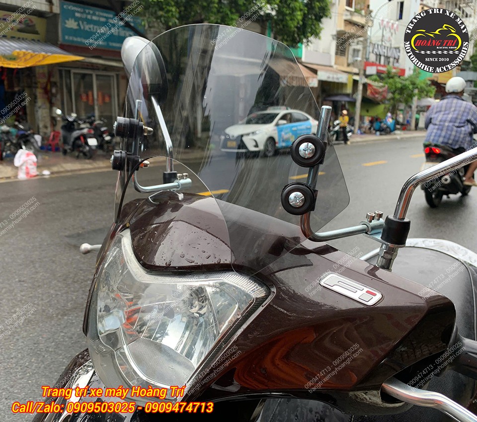 Yamaha Acruzo được trang bị kính chắn gió gắn tại vị trí chân kính