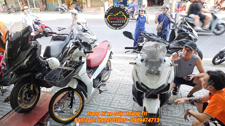 Nhân viên kiểm tra xe cùng khách để đánh giá mức độ hư hại