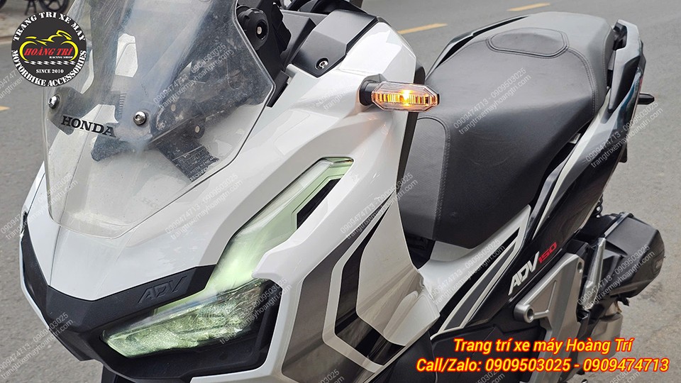 Phụ tùng zin như bửng trước và xi nhan trái đã được thay thế chuẩn chỉnh