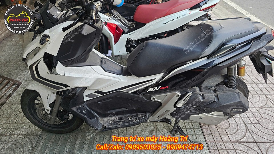 Tình trạng vỡ bể làm lộ phần nhựa bên trong của xe ADV 150