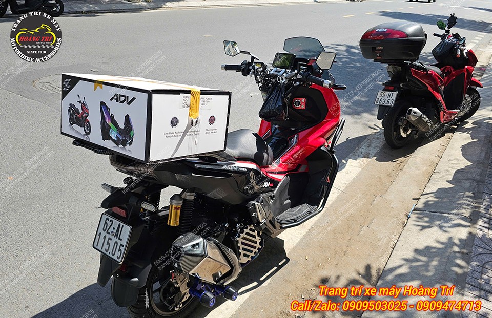 Cụm đèn pha bị vỡ được gửi lại cho anh khách để làm phụ tùng dự phòng