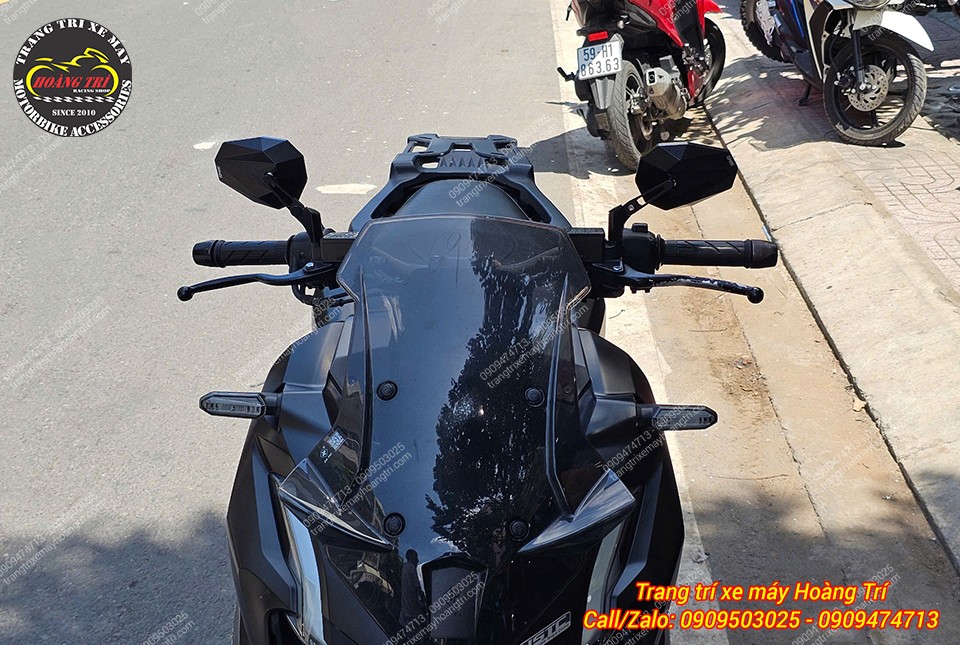Toàn bộ xe ADV 160 phủ màu đen tạo nên diện mạo cá tính và cứng cáp