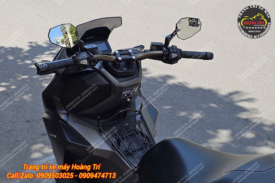 Anh khách đã chọn nâng cấp thêm kính chắn gió ADV 750 giúp xe thêm phong cách