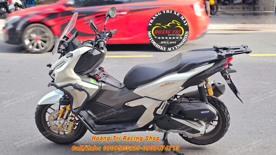 Toàn cảnh chiếc ADV 160 với phuộc Kingham màu vàng nổi bật kết hợp cùng heo dầu Brembo